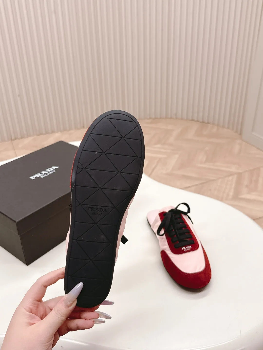 👟👟Ex-factory price 480👟👟 New color half-flop Prada Collapse regenerated nylon and suede leather stretch half-flop 2025 spring and summer latest catwalk style Forrest Gump slippers Fashion item thin casual slippers This ultra-light sports shoe is made of regenerated nylon and suede leather to create a three-dimensional shoe shape. The mixed materials highlight Prada's sports style and exquisite craftsmanship soul. The flat bottom design and elastic side cuffs make it easy to put on and take off with ease. The upper is decorated with a screen-printed logo ● Thin rubber sole · Removable leather insole upper, a casual shoe that is light, easy to wear and practical, with an original molded rubber outsole! Encounter a variety of colors combined with Forrest Gump shapes and iconic details such as Prada regenerated nylon to interpret a new style. Size: Women’s size. 35～39# 40.41
